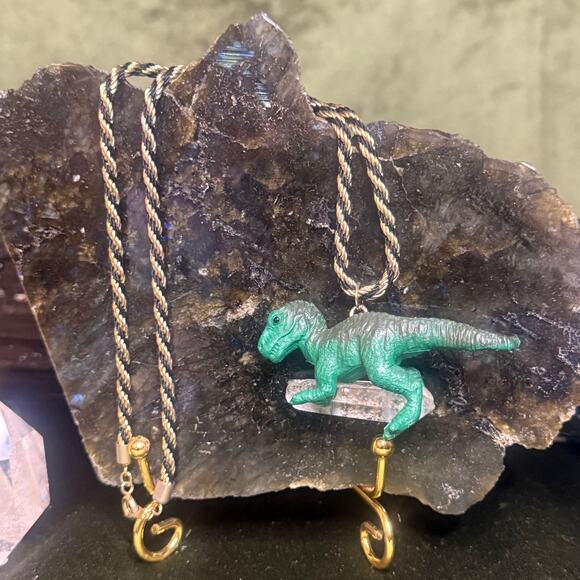 Upcycled vintage dinosaur necklace with clear quartz on gold chain. - Picture 2 of 5